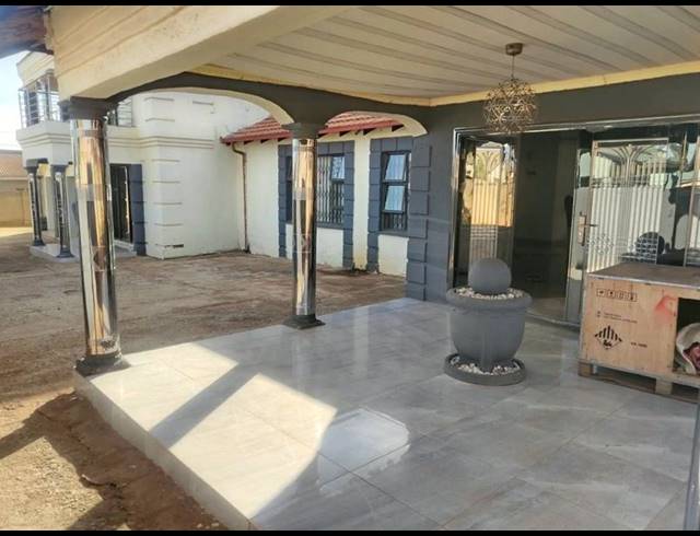 7 BEDROOM HOUSE FOR SALE IN LENASIA SOUTH